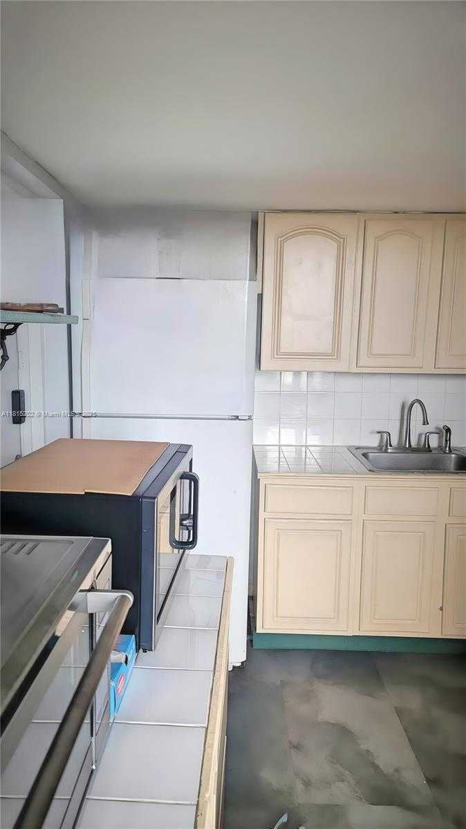 Small Image of 16850 N Glades Dr, North Miami Beach, FL 33162, USA Number 7