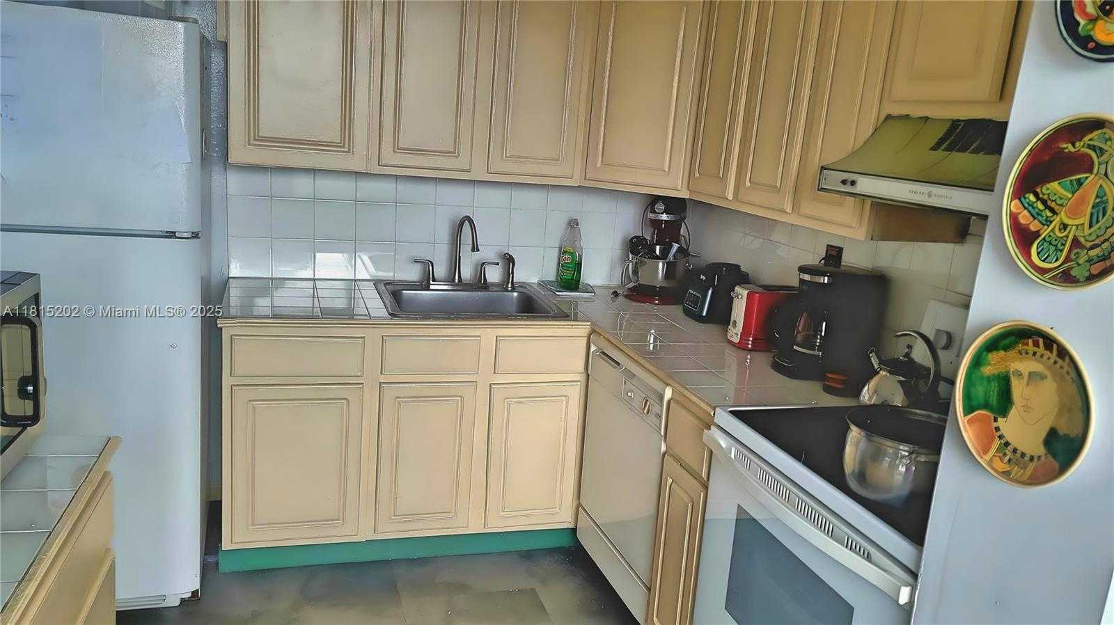 Small Image of 16850 N Glades Dr, North Miami Beach, FL 33162, USA Number 8
