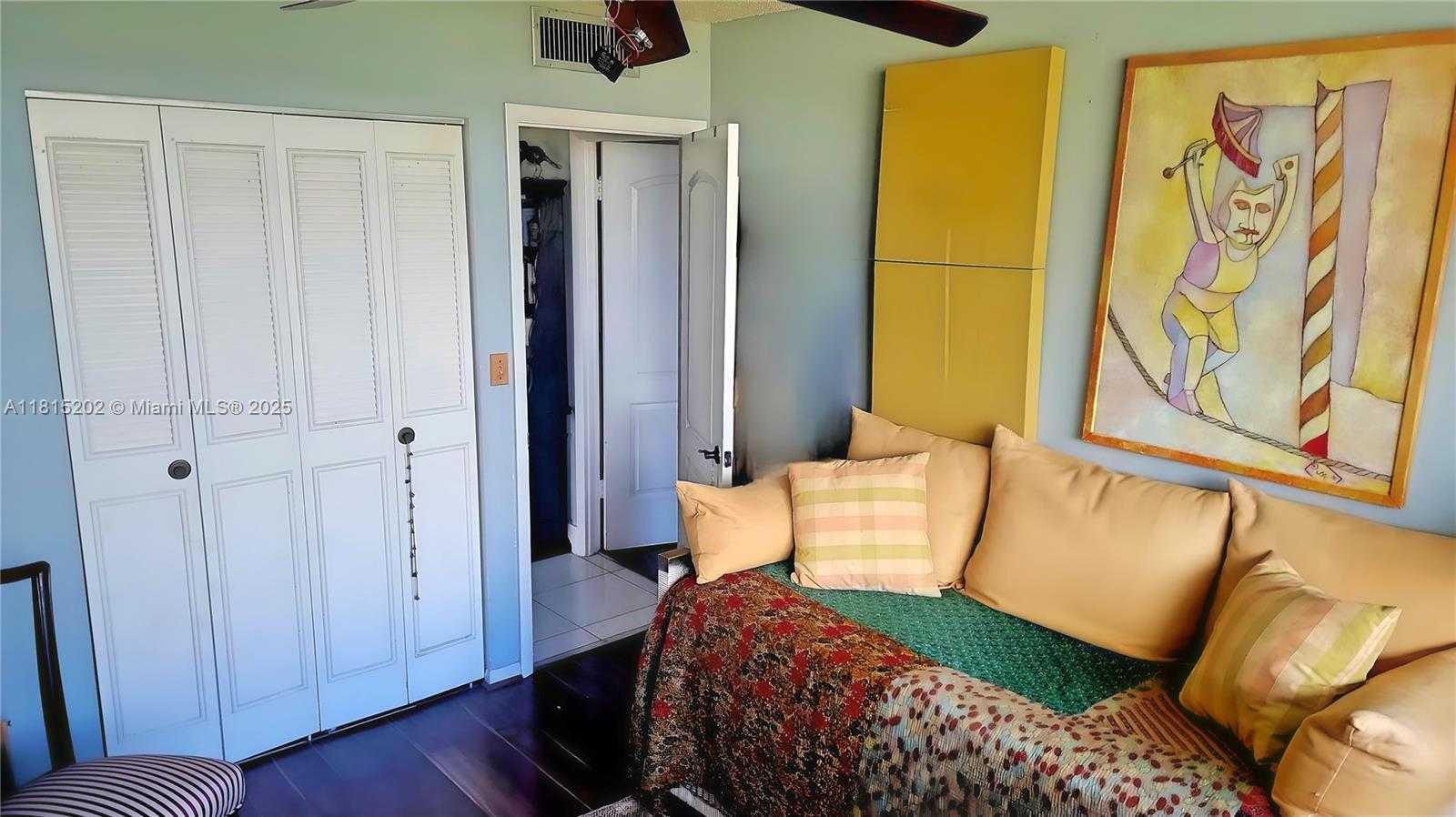Small Image of 16850 N Glades Dr, North Miami Beach, FL 33162, USA Number 9