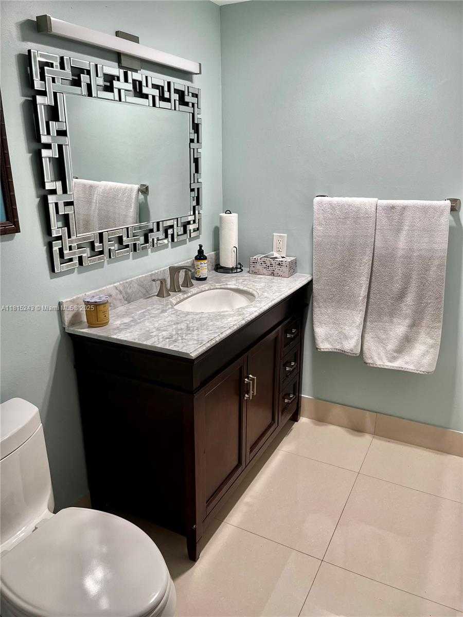 Small Image of 4001 HILLCREST DR #1014, Hollywood Number 16