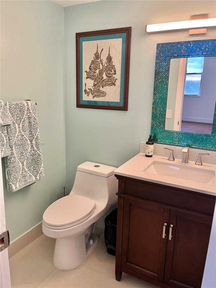 Small Image of 4001 HILLCREST DR #1014, Hollywood Number 19