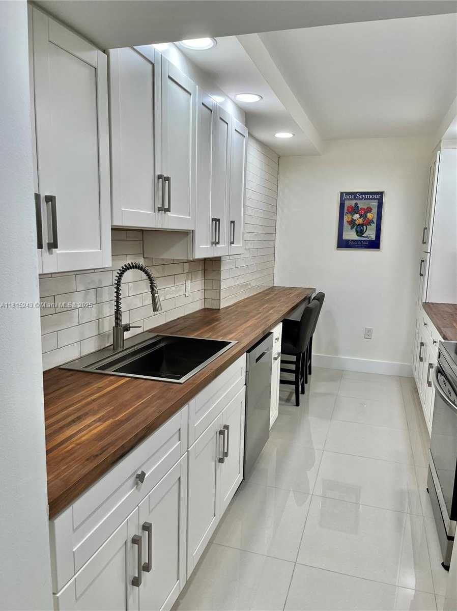 Small Image of 4001 HILLCREST DR #1014, Hollywood Number 2