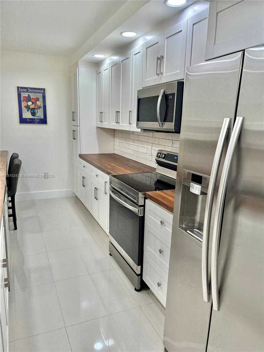 Small Image of 4001 HILLCREST DR #1014, Hollywood Number 3
