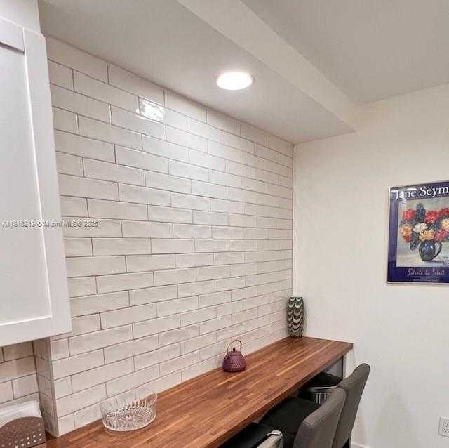 Small Image of 4001 HILLCREST DR #1014, Hollywood Number 4