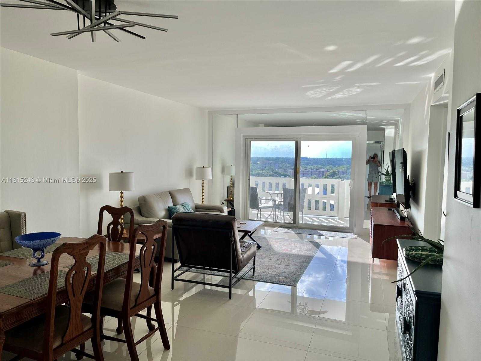 Small Image of 4001 HILLCREST DR #1014, Hollywood Number 8