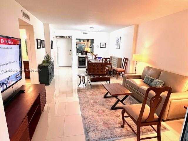 Small Image of 4001 HILLCREST DR #1014, Hollywood Number 9