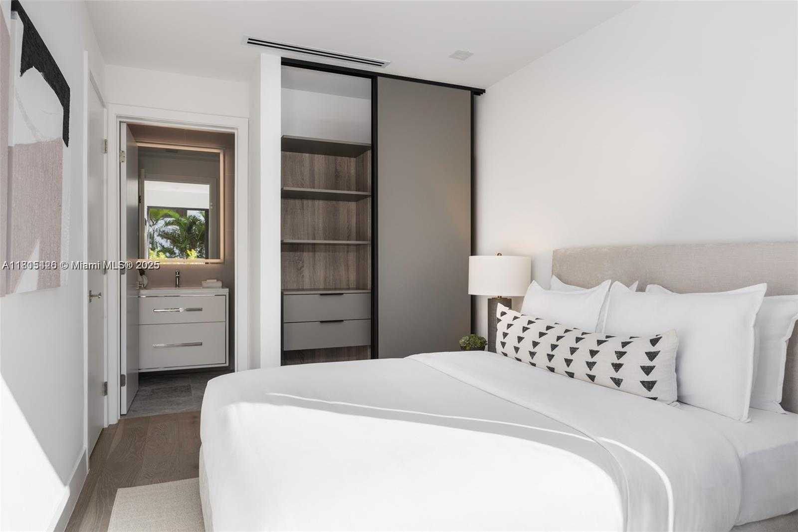 Small Image of 200 SUNRISE DR #200A, Key Biscayne Number 17