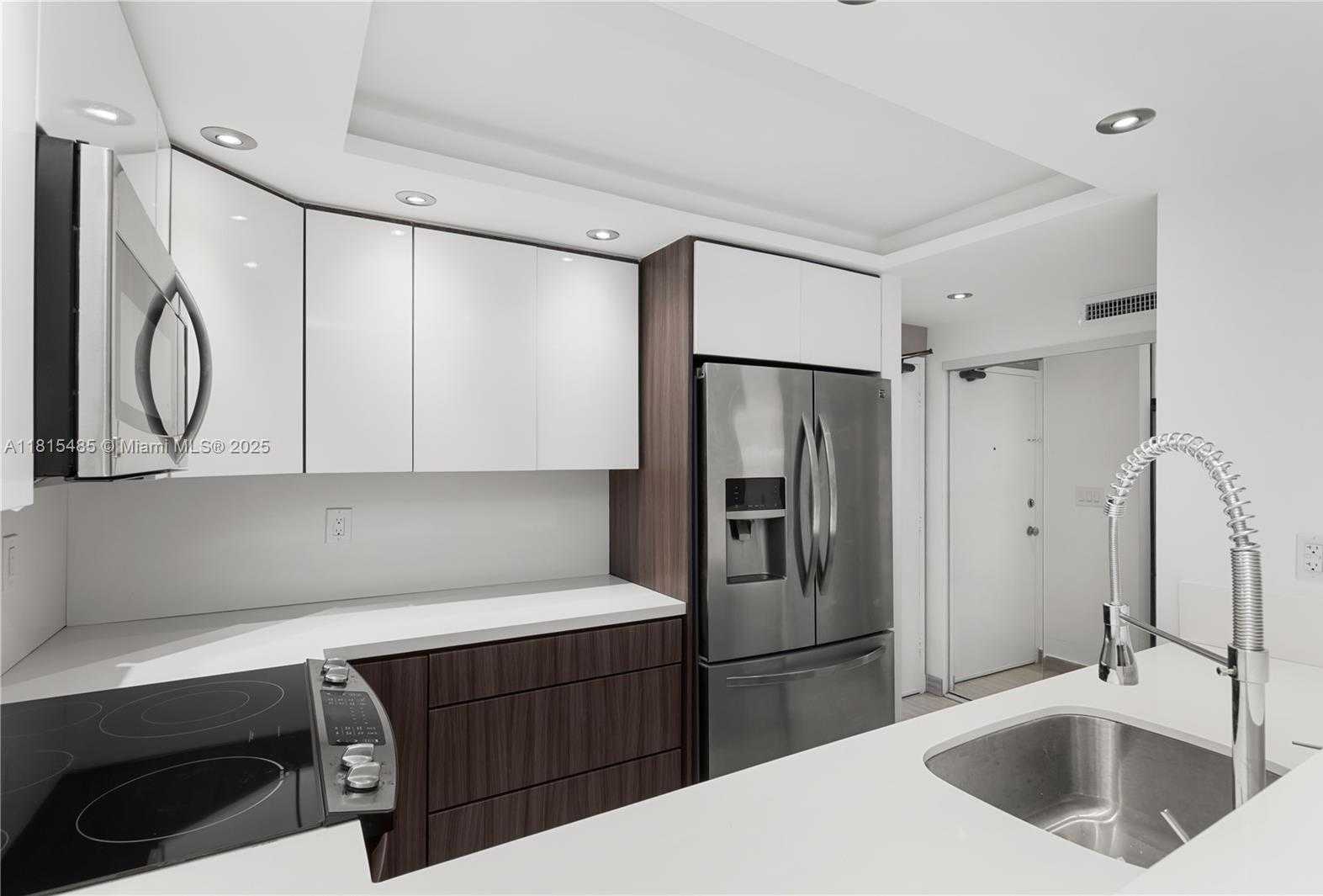 Small Image of 401 OCEAN DR #221, Miami Beach Number 2