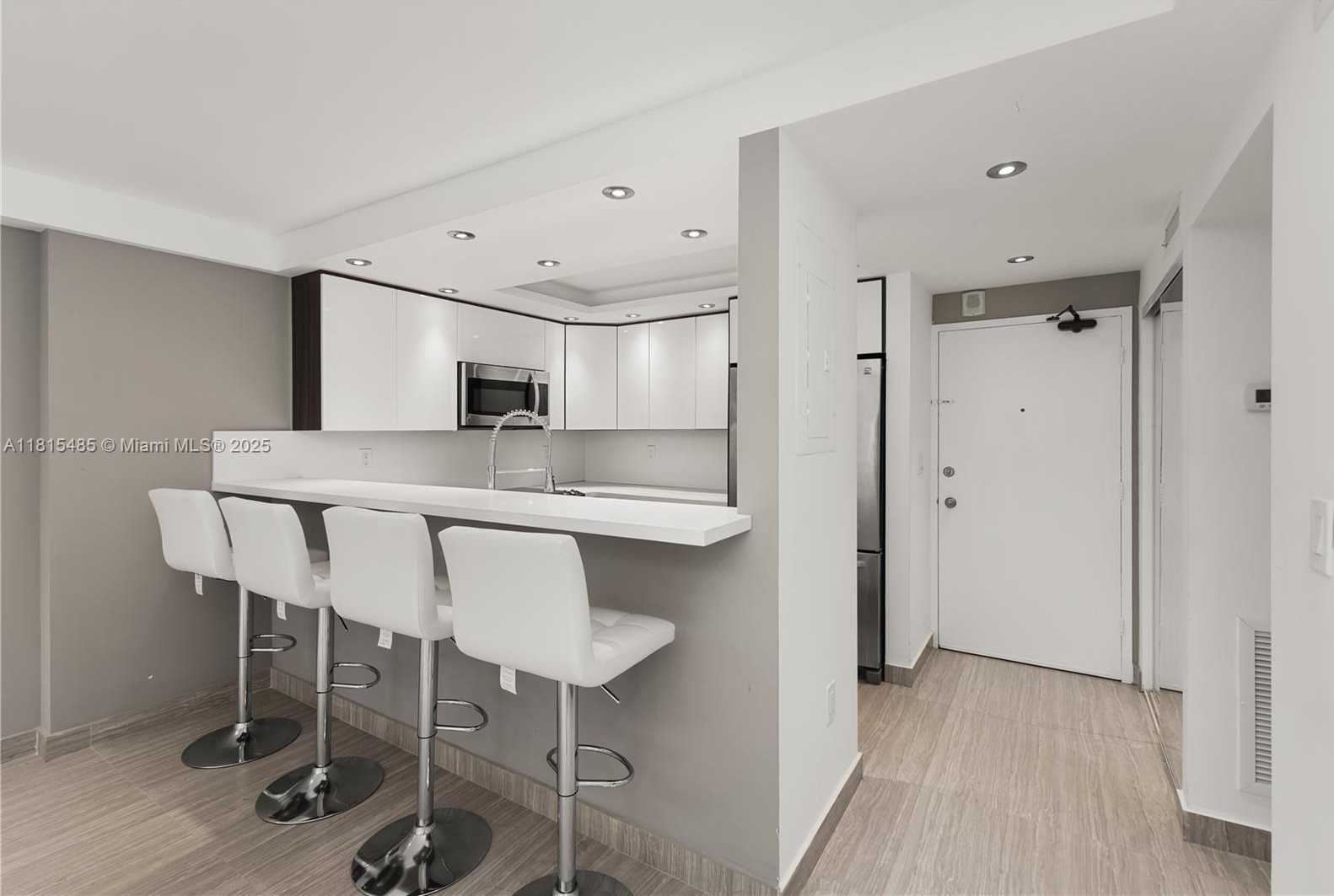 Small Image of 401 OCEAN DR #221, Miami Beach Number 3