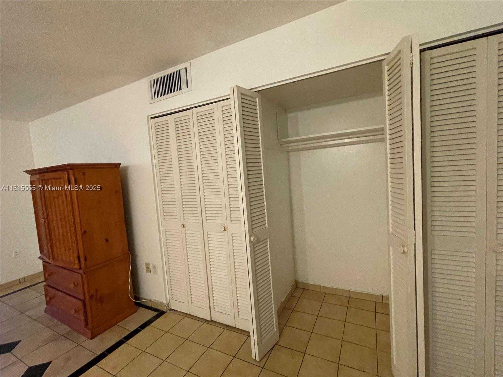 Small Image of 401 OCEAN DR #219, Miami Beach Number 8