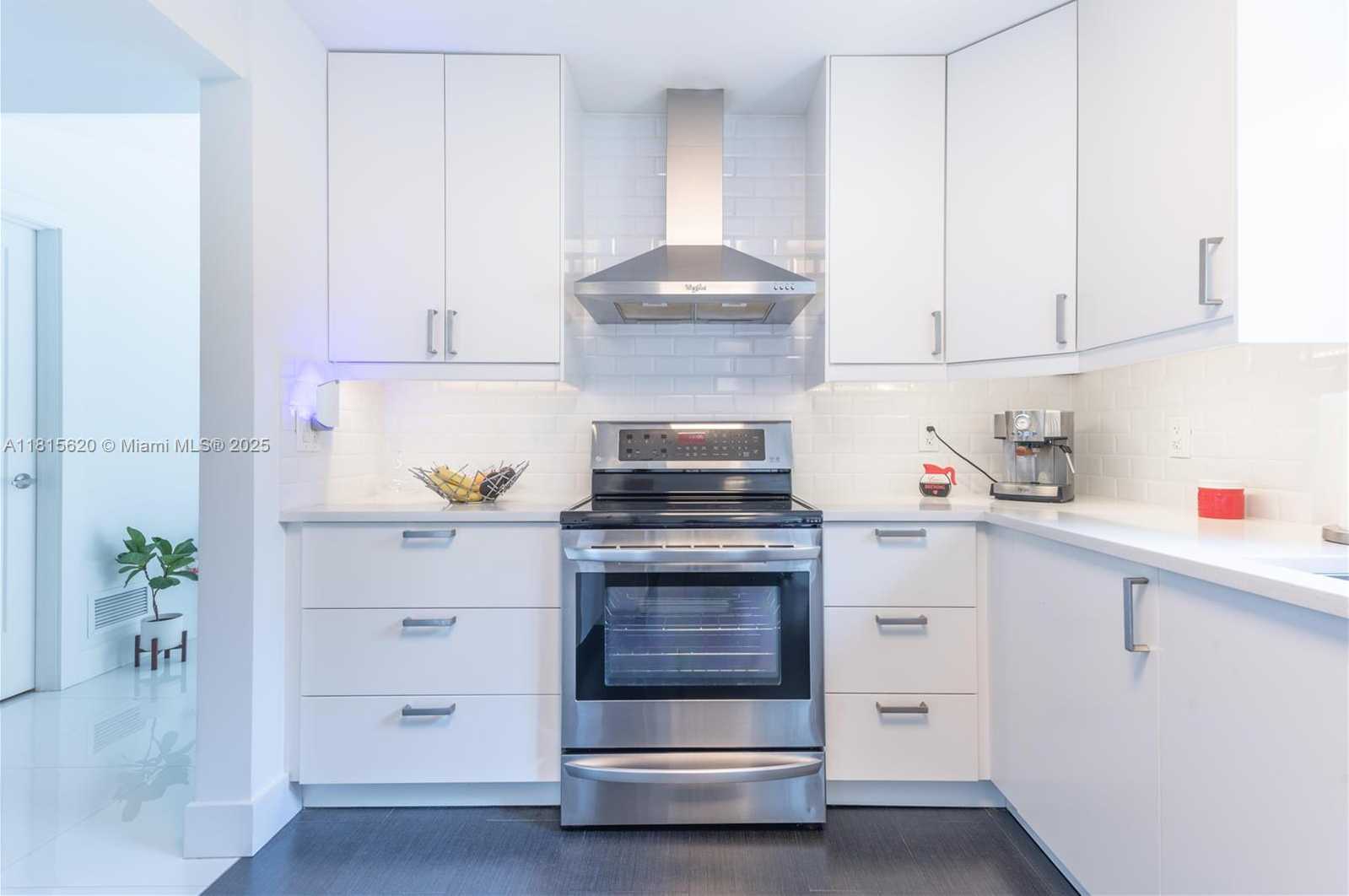 Small Image of 16189 LAUREL DR #25, Weston Number 7