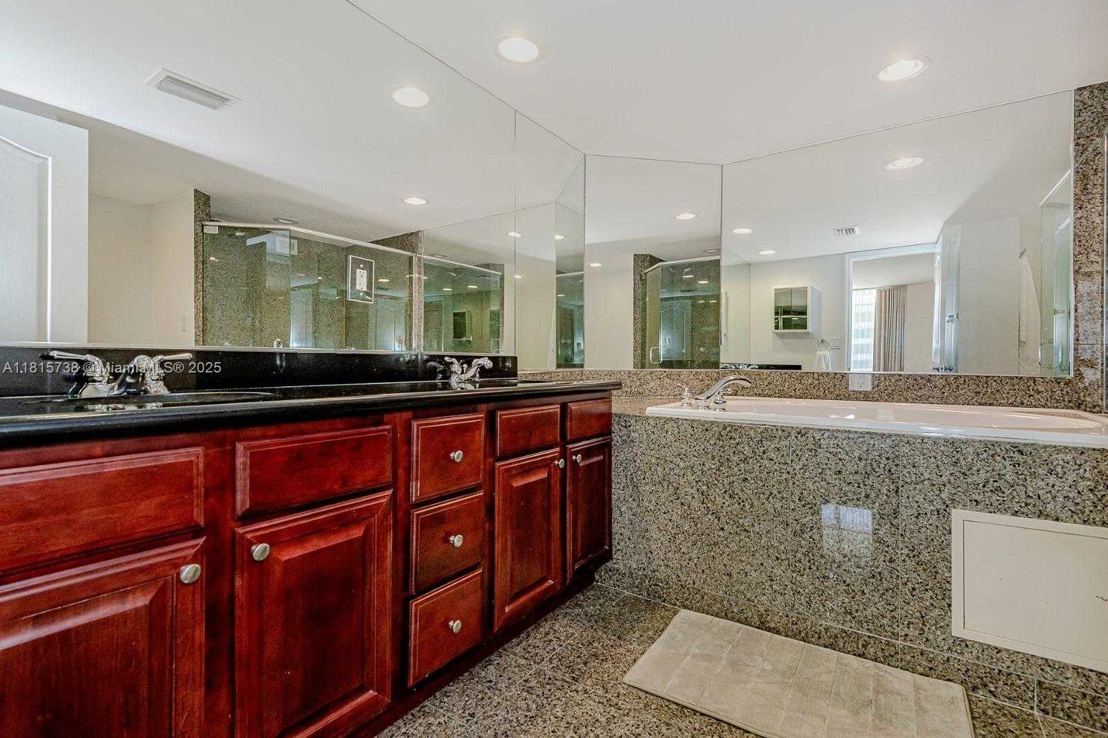 Small Image of 5600 COLLINS AVE #10E, Miami Beach Number 17