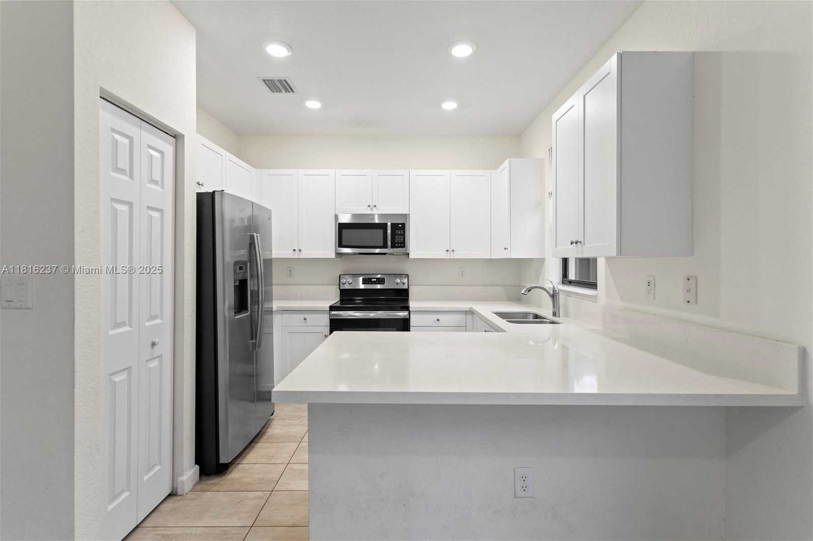 Small Image of 6496 SOUTH ANISE CT, Davie Number 4