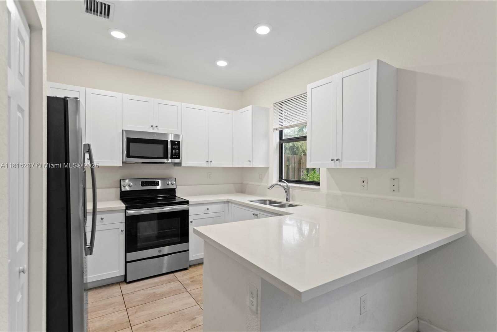 Small Image of 6496 SOUTH ANISE CT, Davie Number 7