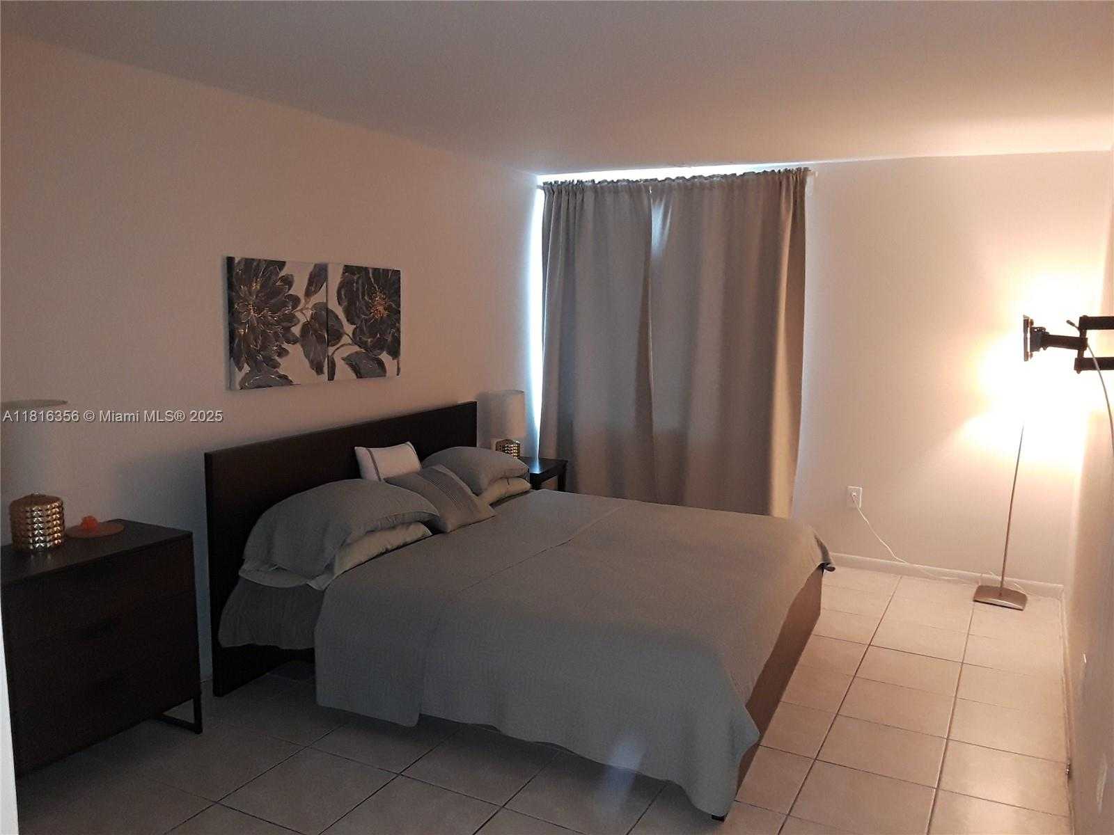 Small Image of 250 180TH DR #159, Sunny Isles Beach Number 4