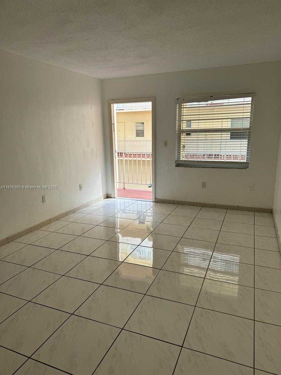 Small Image of 1747 RODMAN ST #203, Hollywood Number 2