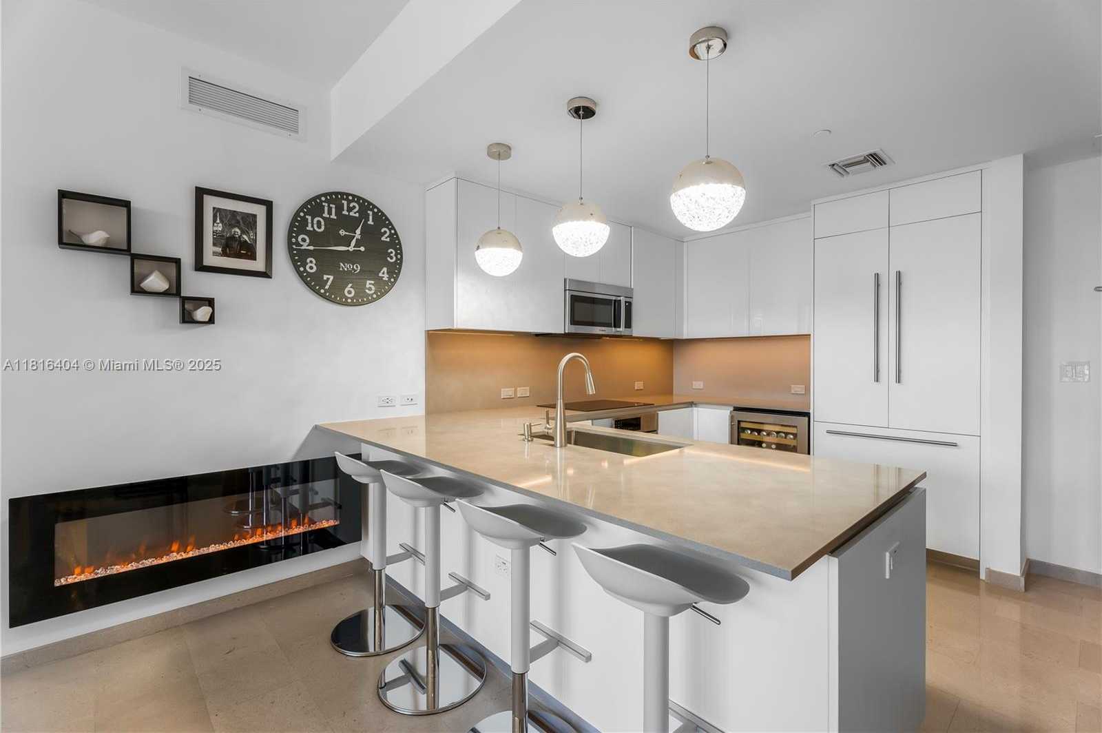 Small Image of 68 SOUTH EAST 6TH ST #1704, Miami Number 4