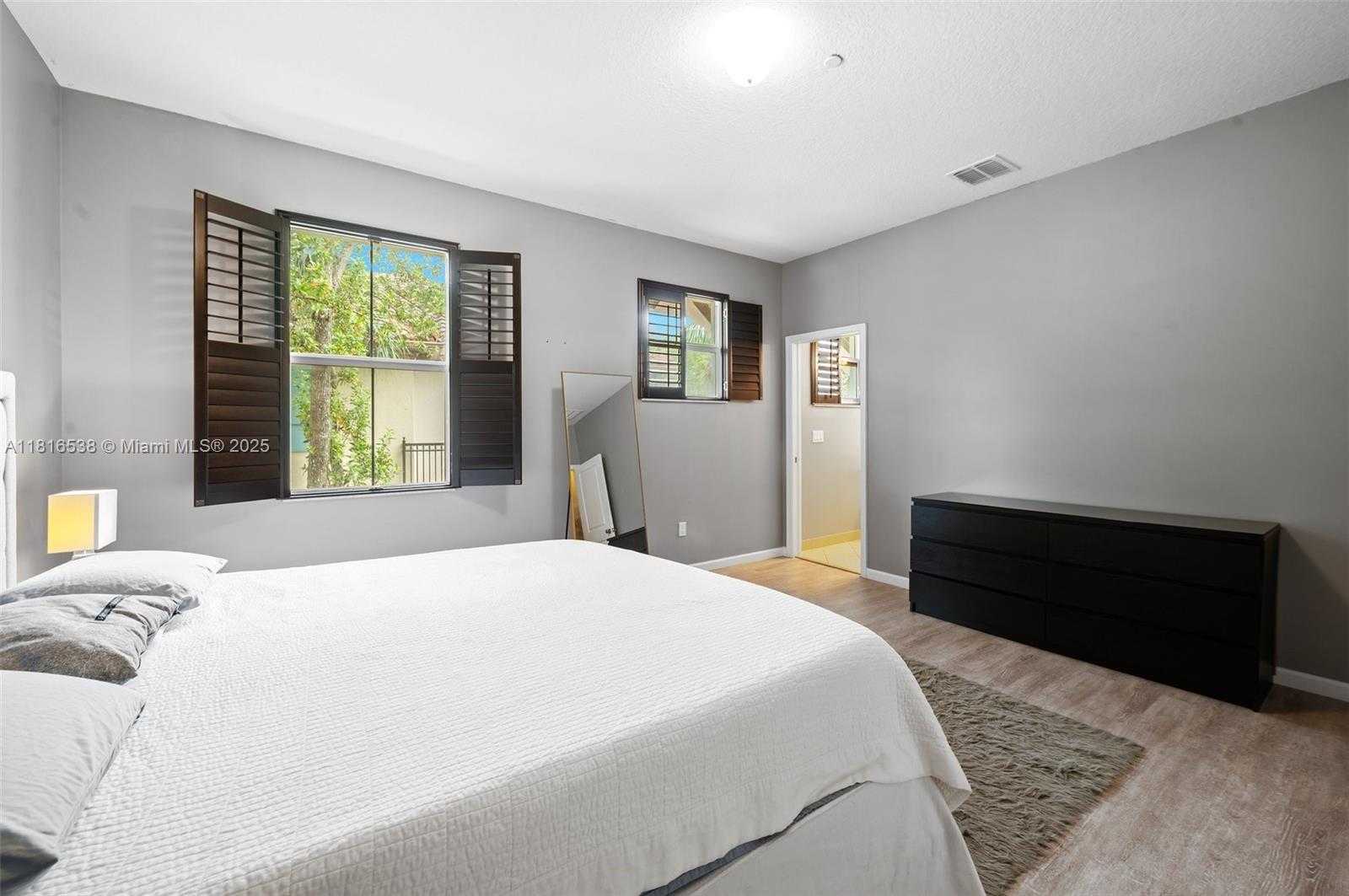 Small Image of 4164 CASCADA CIR, Cooper City Number 14