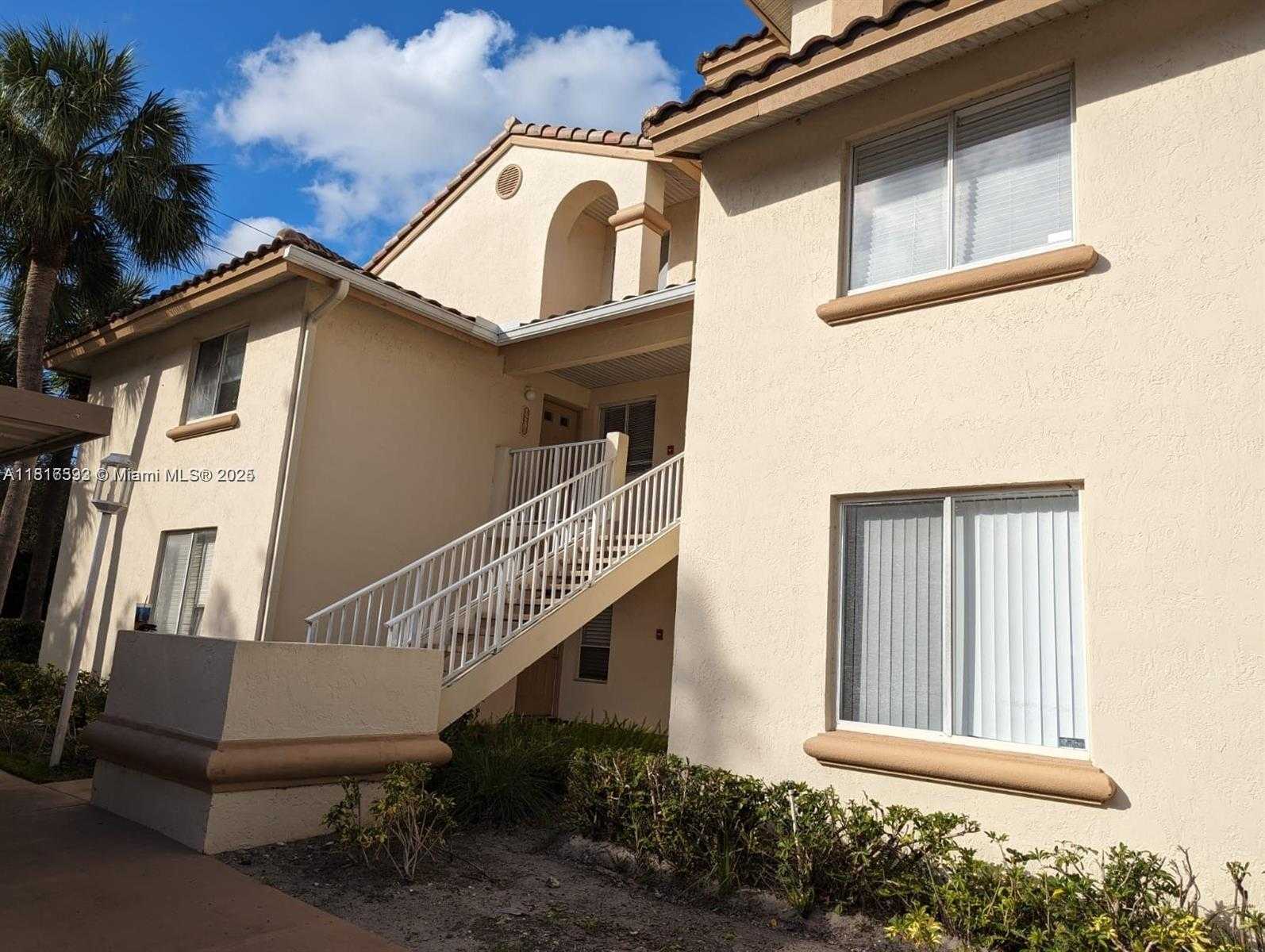 Small Image of 15201 GLENMOOR DR #15201, West Palm Beach Number 1