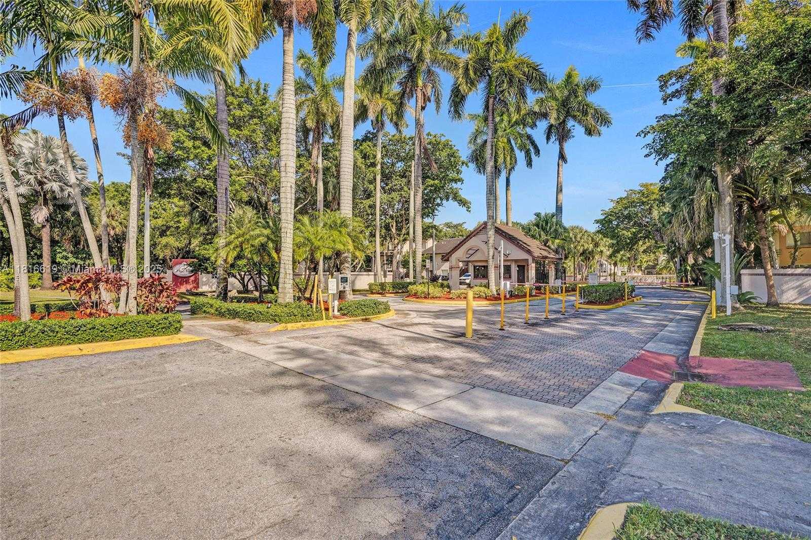 Small Image of 14001 SOUTH WEST 91ST TER #14001, Miami Number 37