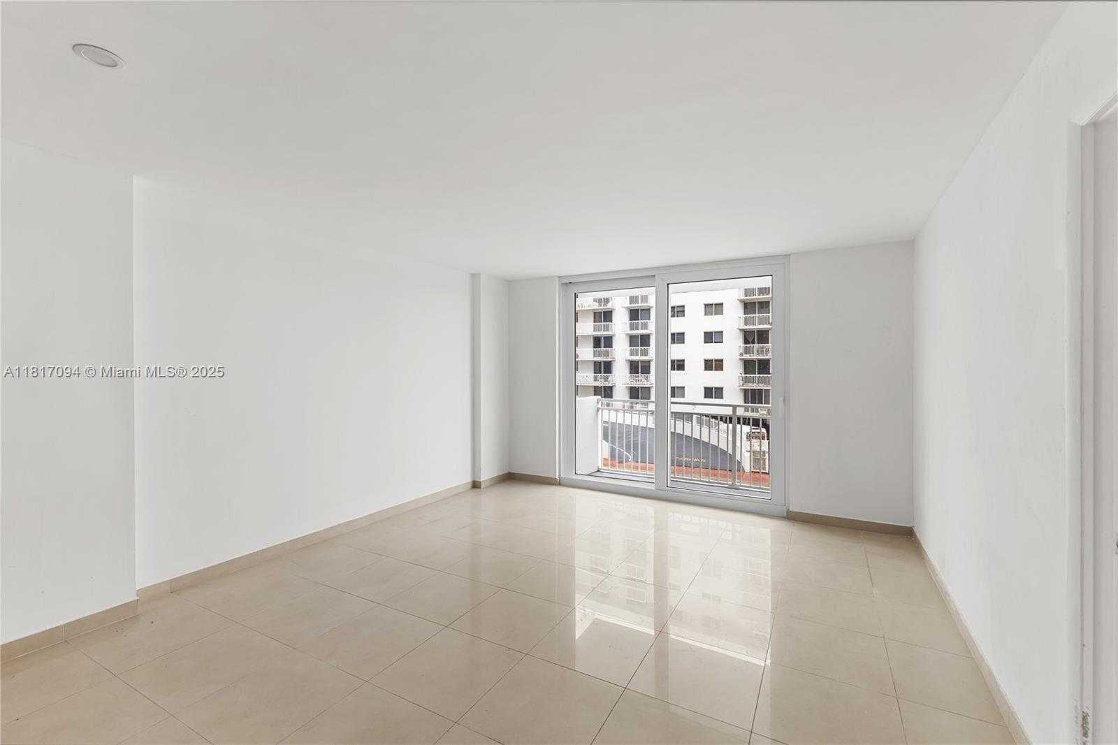 Small Image of 345 OCEAN DR #321, Miami Beach Number 3