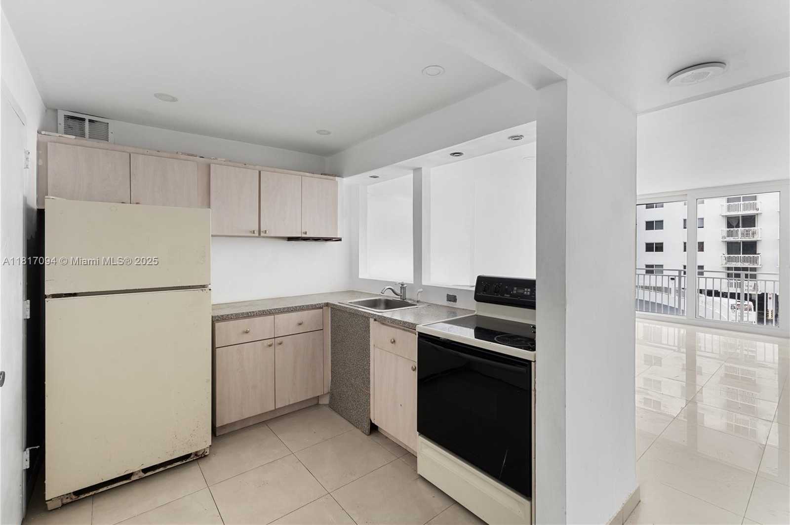 Small Image of 345 OCEAN DR #321, Miami Beach Number 4