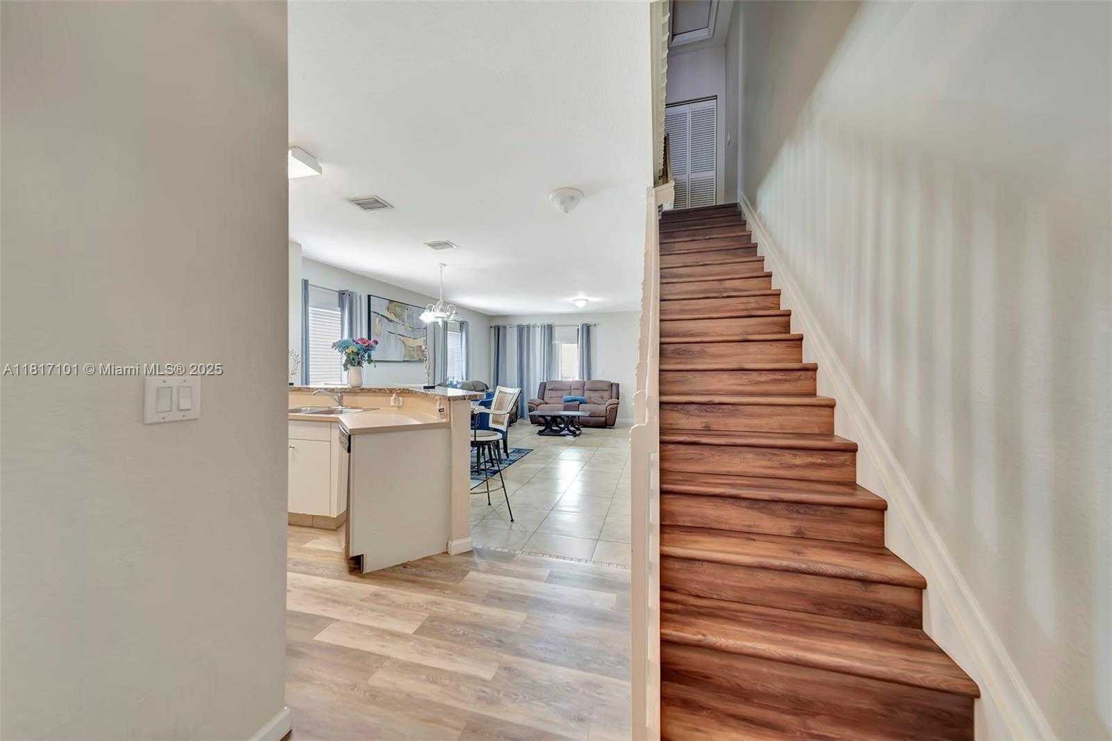 Small Image of 530 SAINT MICHELLE WAY, Margate Number 4