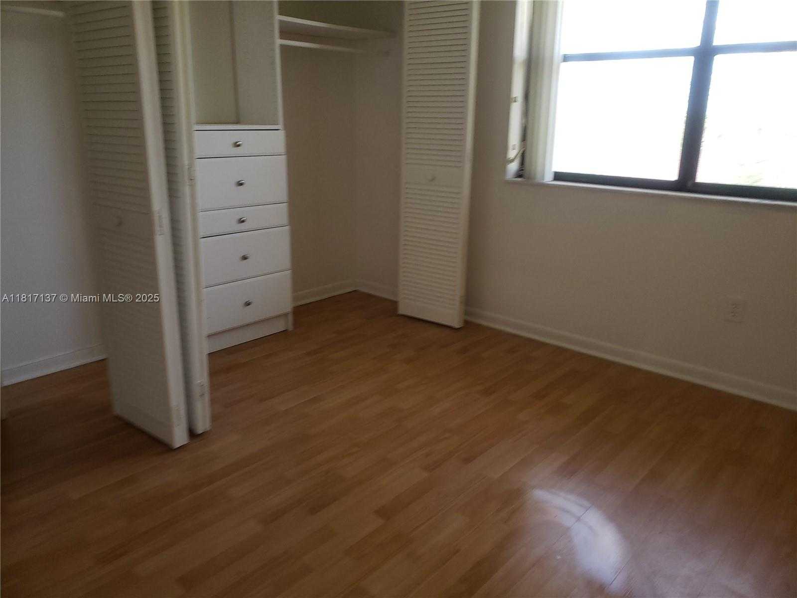 Small Image of 601 IVES DAIRY RD #405-8, Miami Number 5