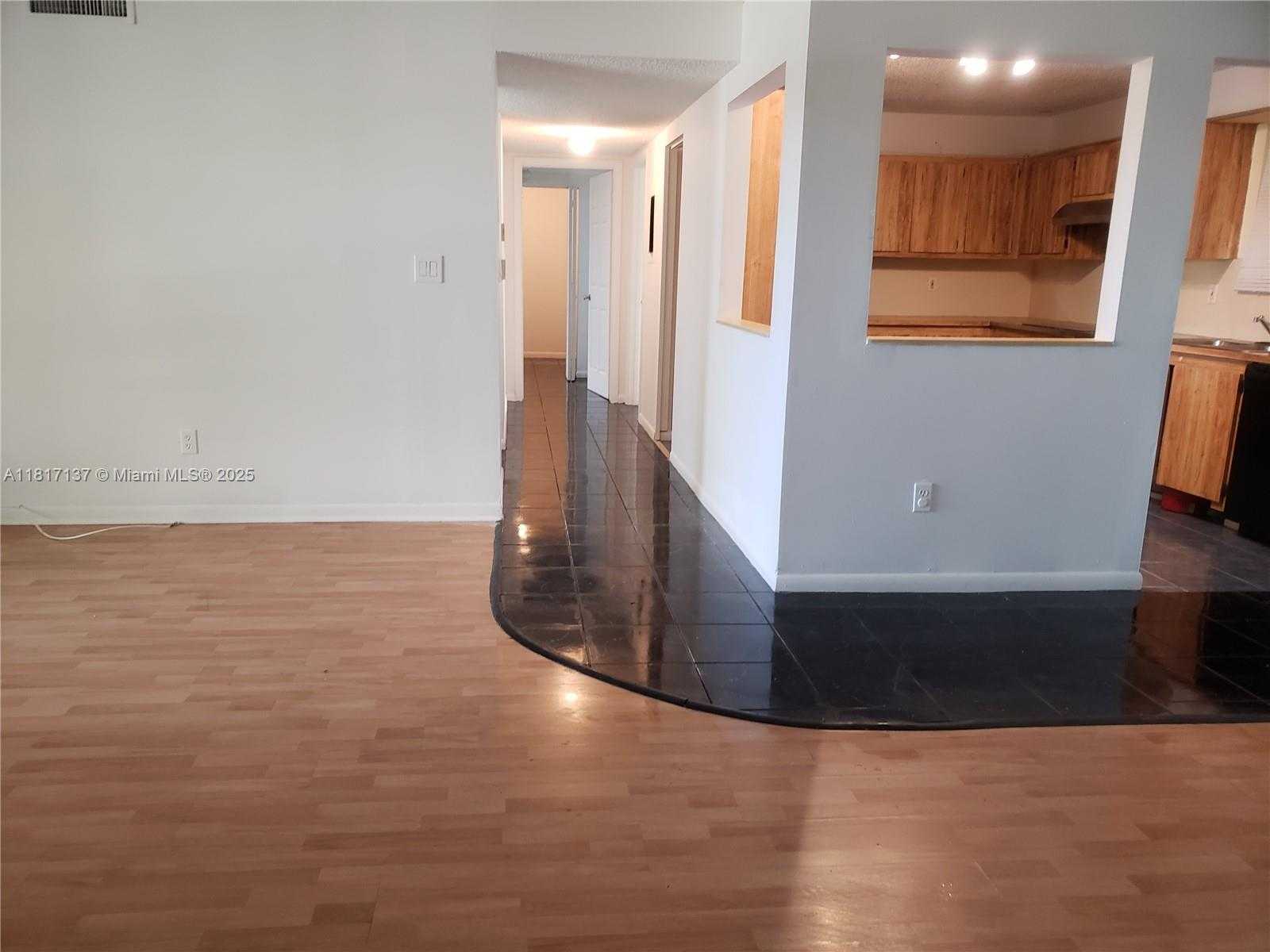 Small Image of 601 IVES DAIRY RD #405-8, Miami Number 9