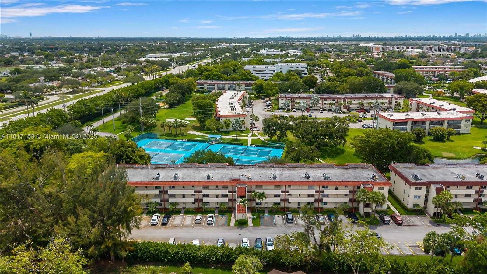 Small Image of 150 SOUTH HOLLYBROOK TER #201, Pembroke Pines Number 25