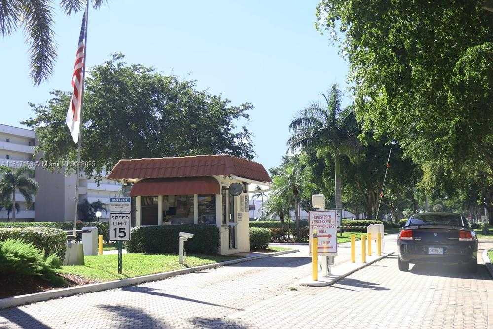 Small Image of 150 SOUTH HOLLYBROOK TER #201, Pembroke Pines Number 42