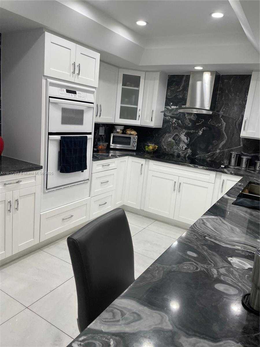 Small Image of 520 BRICKELL KEY DR #A710, Miami Number 3