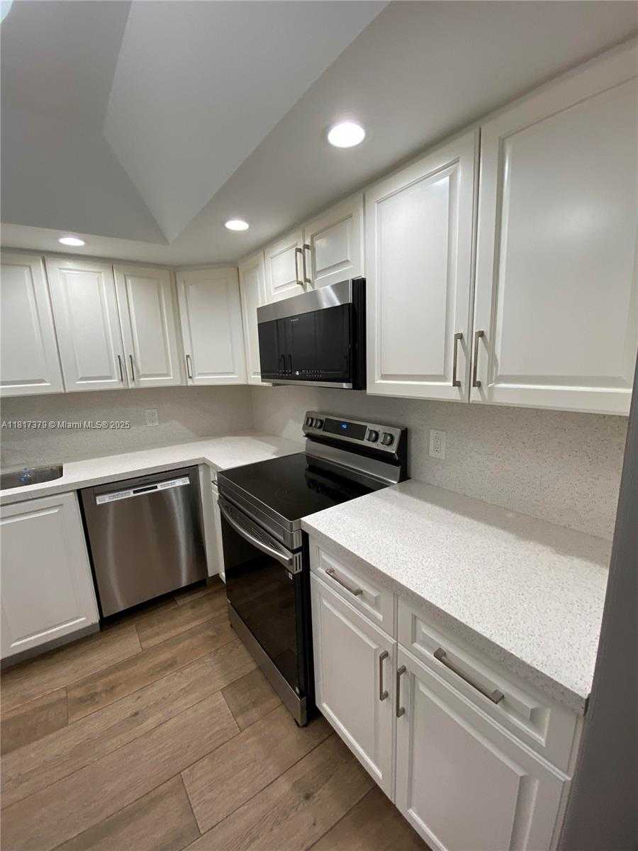 Small Image of 16500 GOLF CLUB RD #306, Weston Number 17