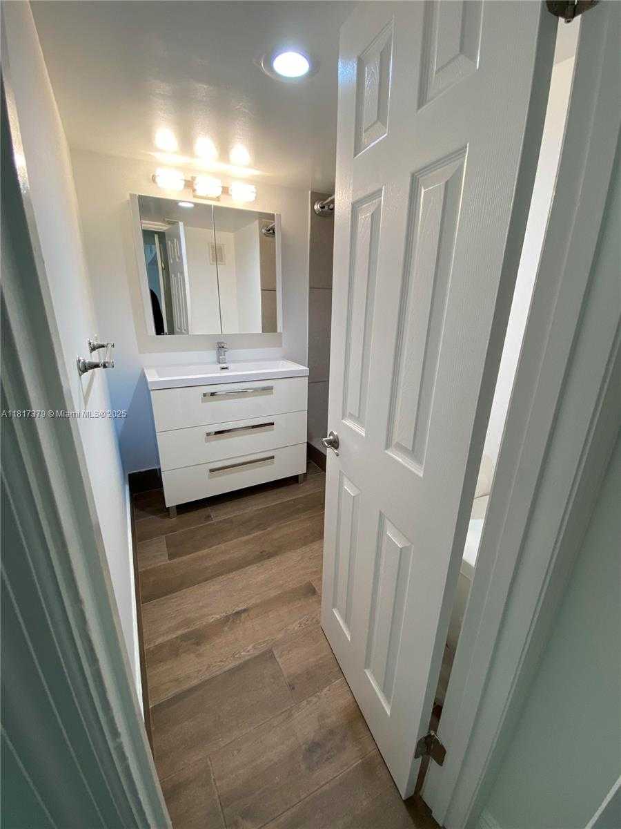 Small Image of 16500 GOLF CLUB RD #306, Weston Number 19