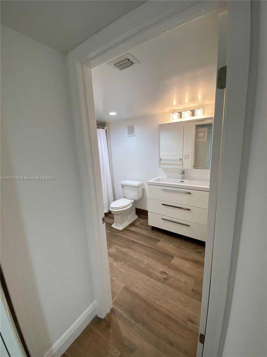 Small Image of 16500 GOLF CLUB RD #306, Weston Number 30