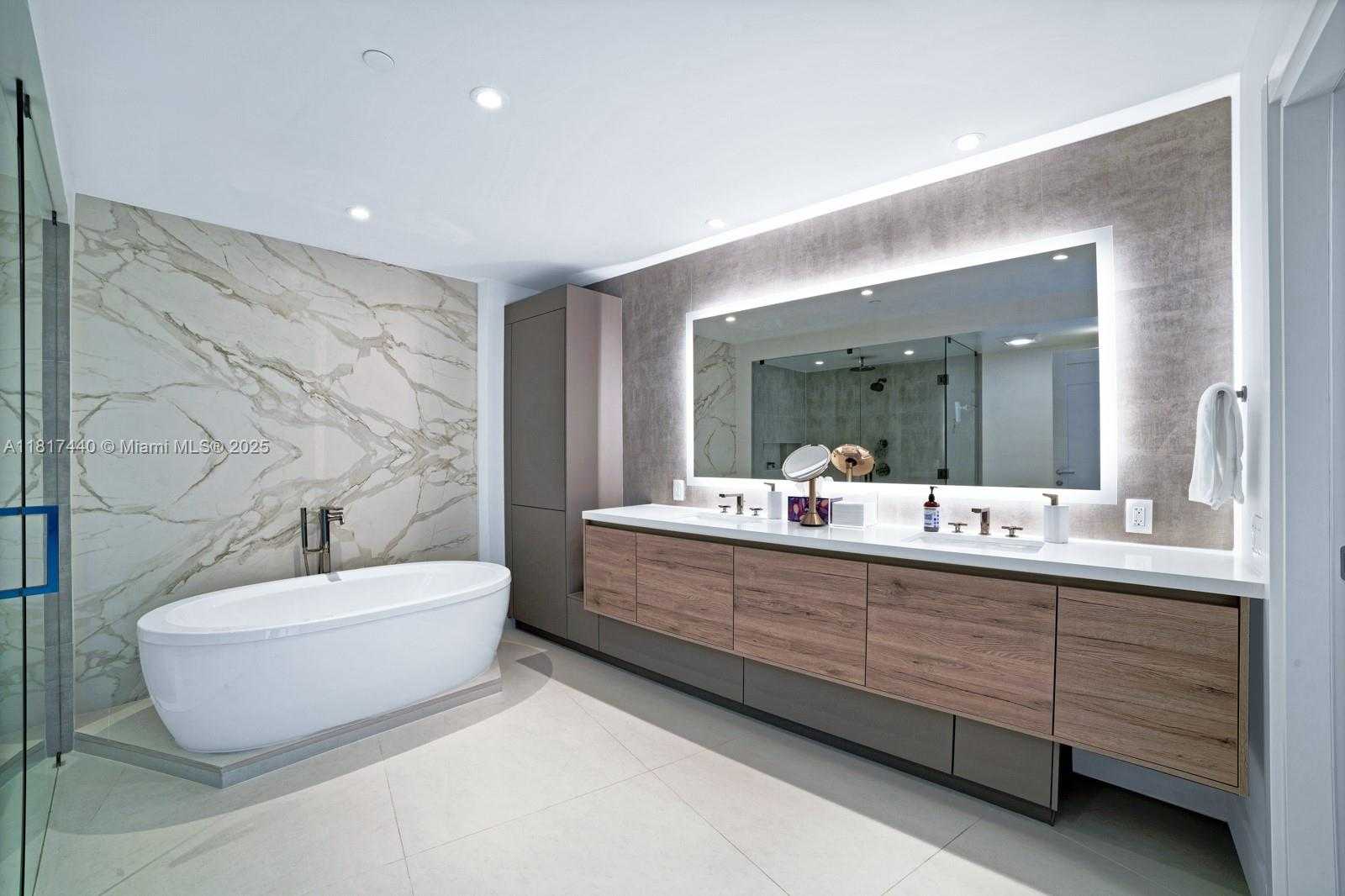Small Image of 450 ALTON RD #2007, Miami Beach Number 14