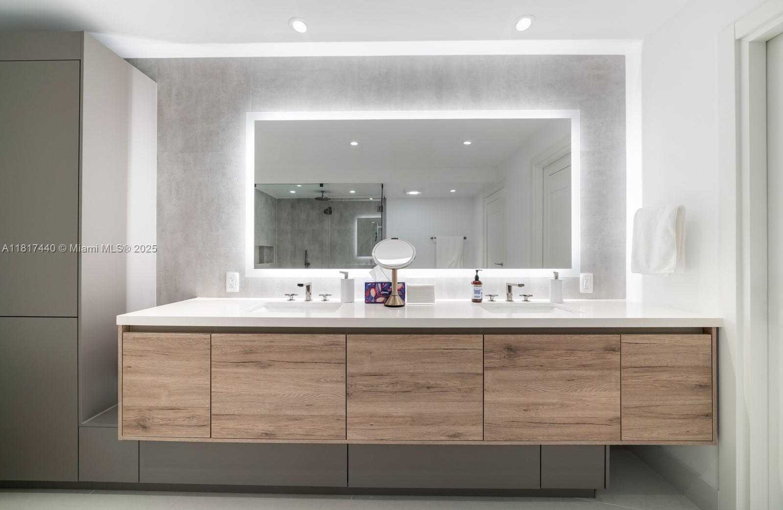 Small Image of 450 ALTON RD #2007, Miami Beach Number 16
