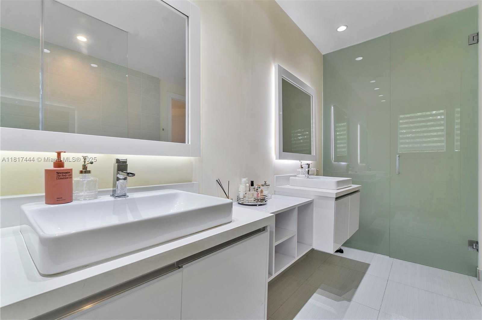 Small Image of 10540 NW 63rd Terrace, Doral, FL 33178, USA Number 19
