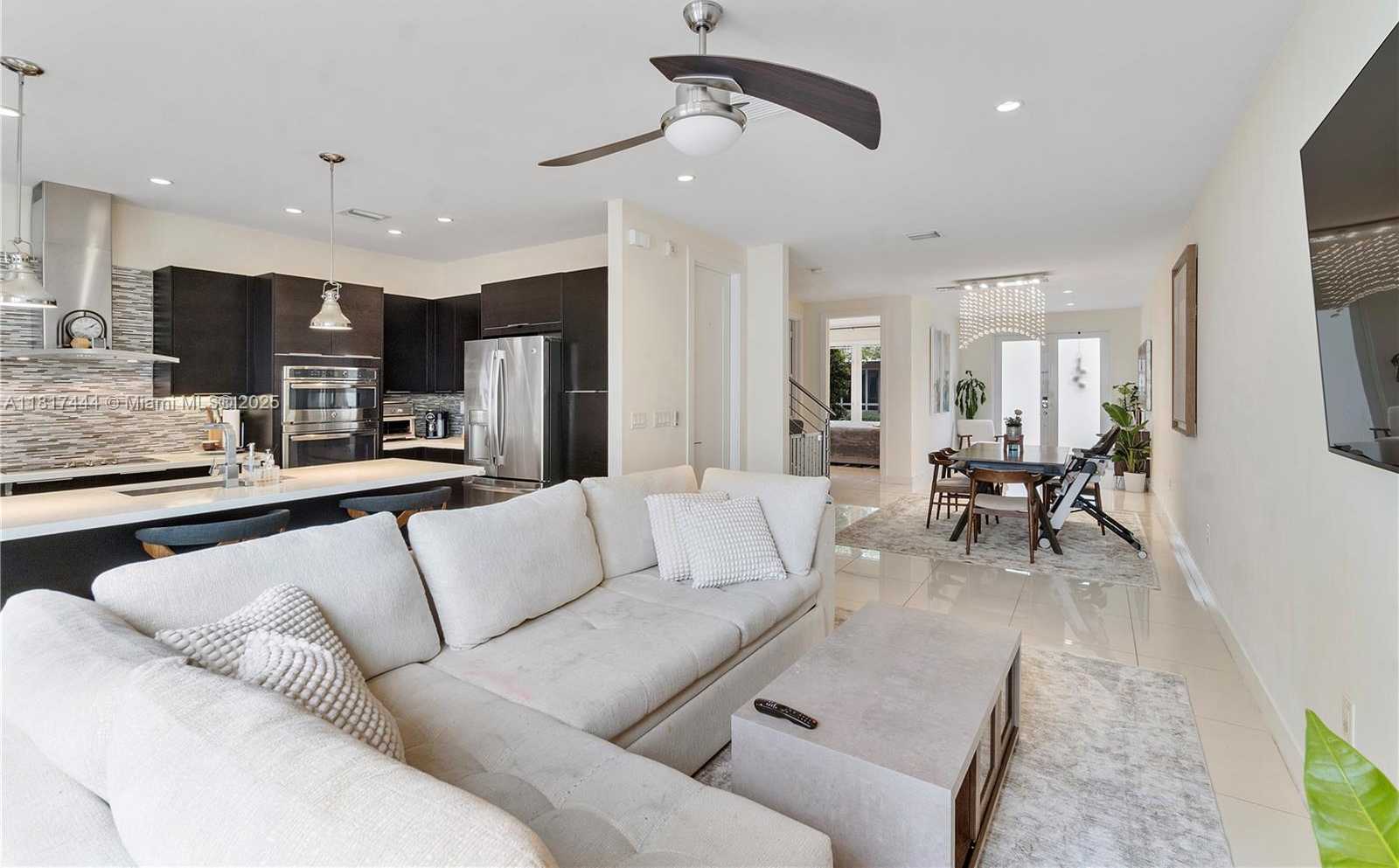 Small Image of 10540 NW 63rd Terrace, Doral, FL 33178, USA Number 7