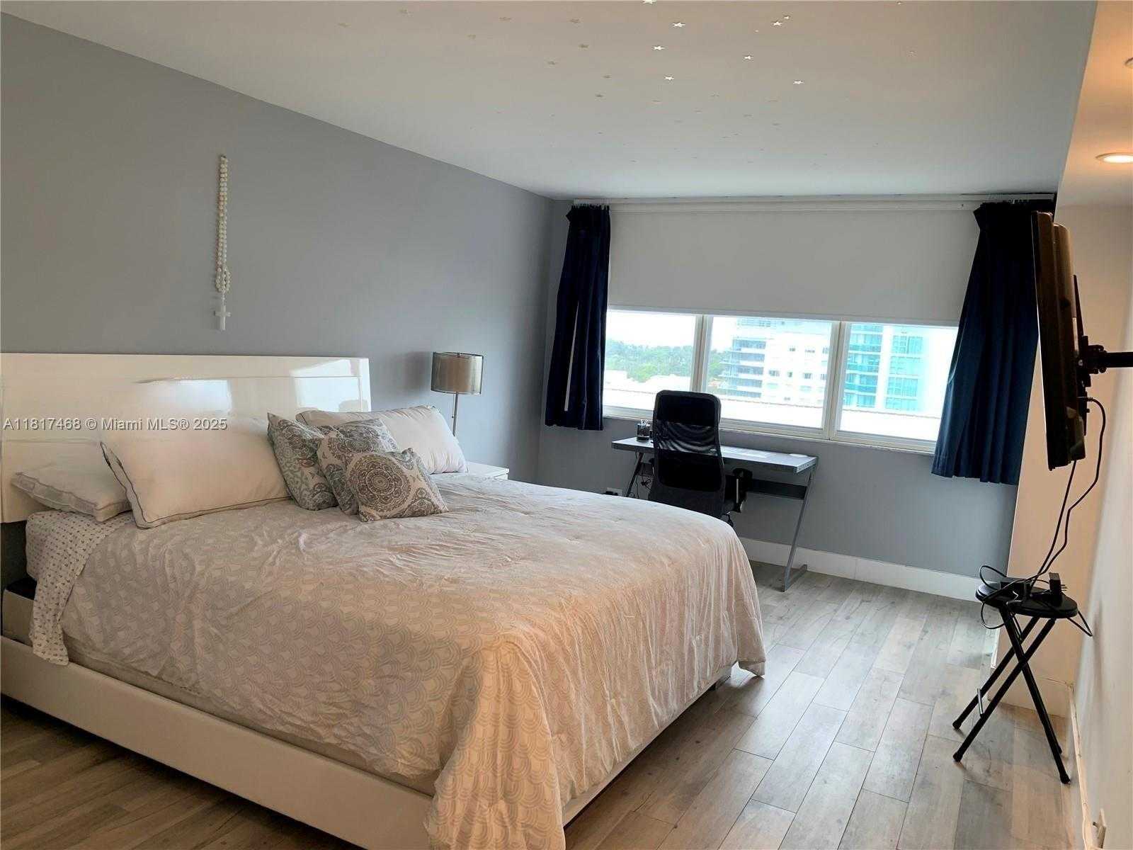 Small Image of 6039 COLLINS AVE #1131, Miami Beach Number 3