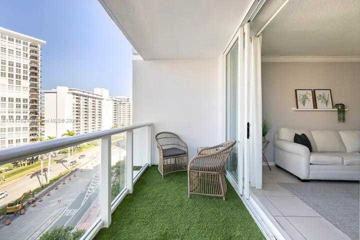 Small Image of 5601 COLLINS AVE #923, Miami Beach Number 2