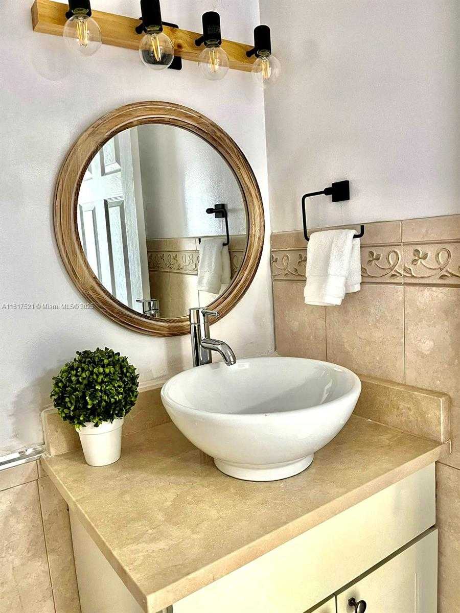 Small Image of 5601 COLLINS AVE #923, Miami Beach Number 25