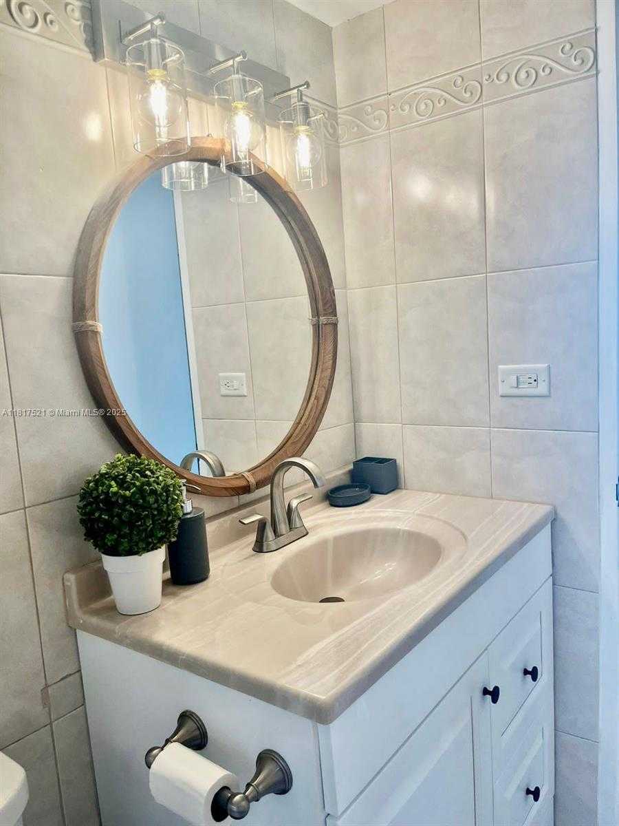 Small Image of 5601 COLLINS AVE #923, Miami Beach Number 27