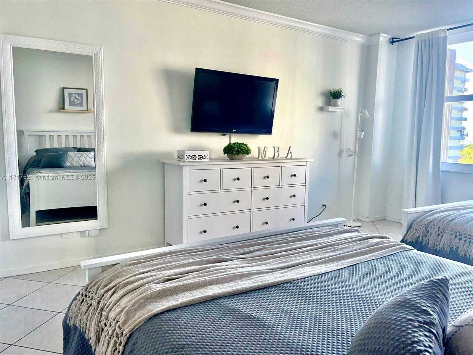 Small Image of 5601 COLLINS AVE #923, Miami Beach Number 30