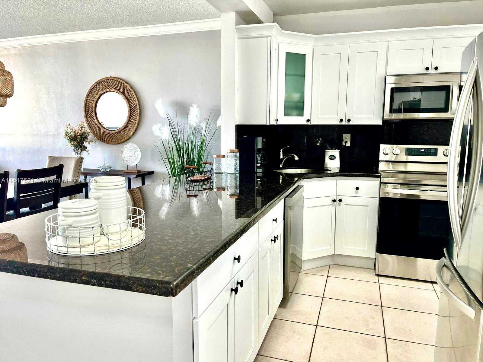 Small Image of 5601 COLLINS AVE #923, Miami Beach Number 7