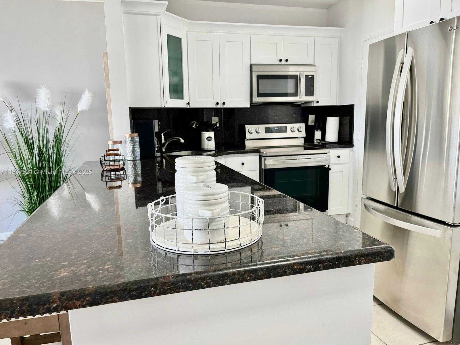 Small Image of 5601 COLLINS AVE #923, Miami Beach Number 8