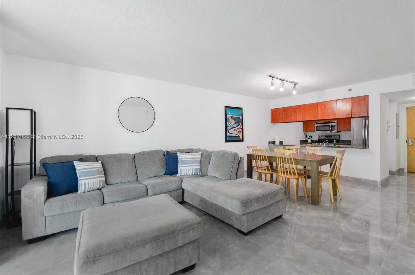 Small Image of 1200 BRICKELL BAY DR #2112, Miami Number 3