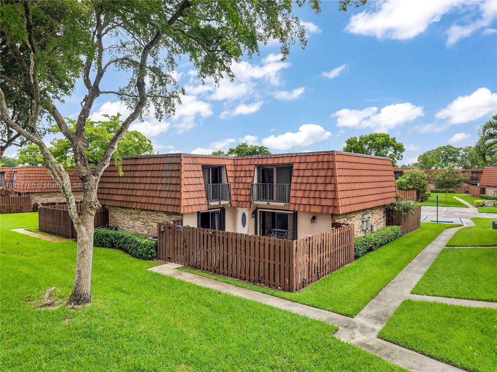 Small Image of 4167 FOREST HILL DR, Cooper City Number 2