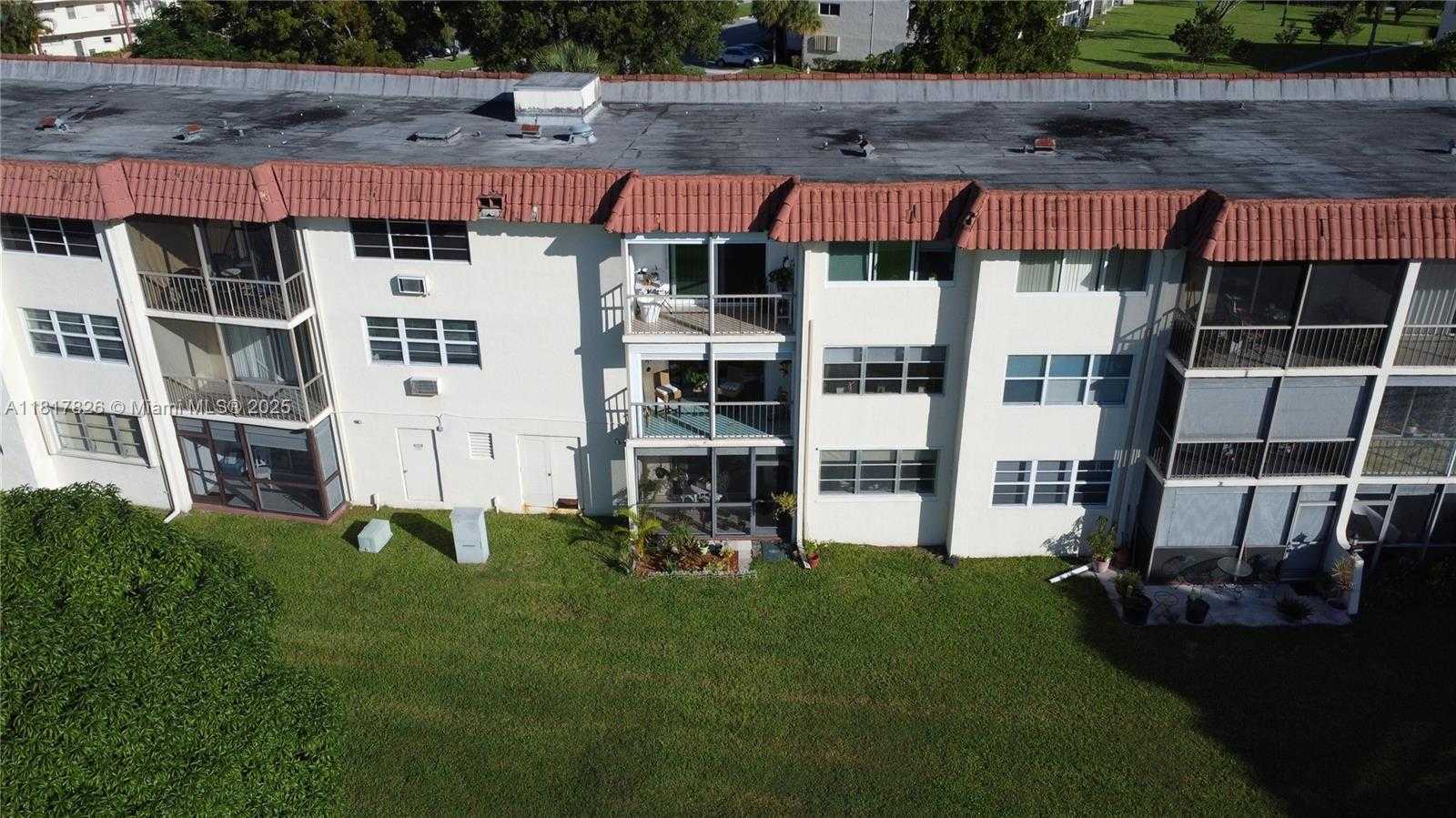 Small Image of 9820 SOUTH HOLLYBROOK LAKE DR #106, Pembroke Pines Number 18
