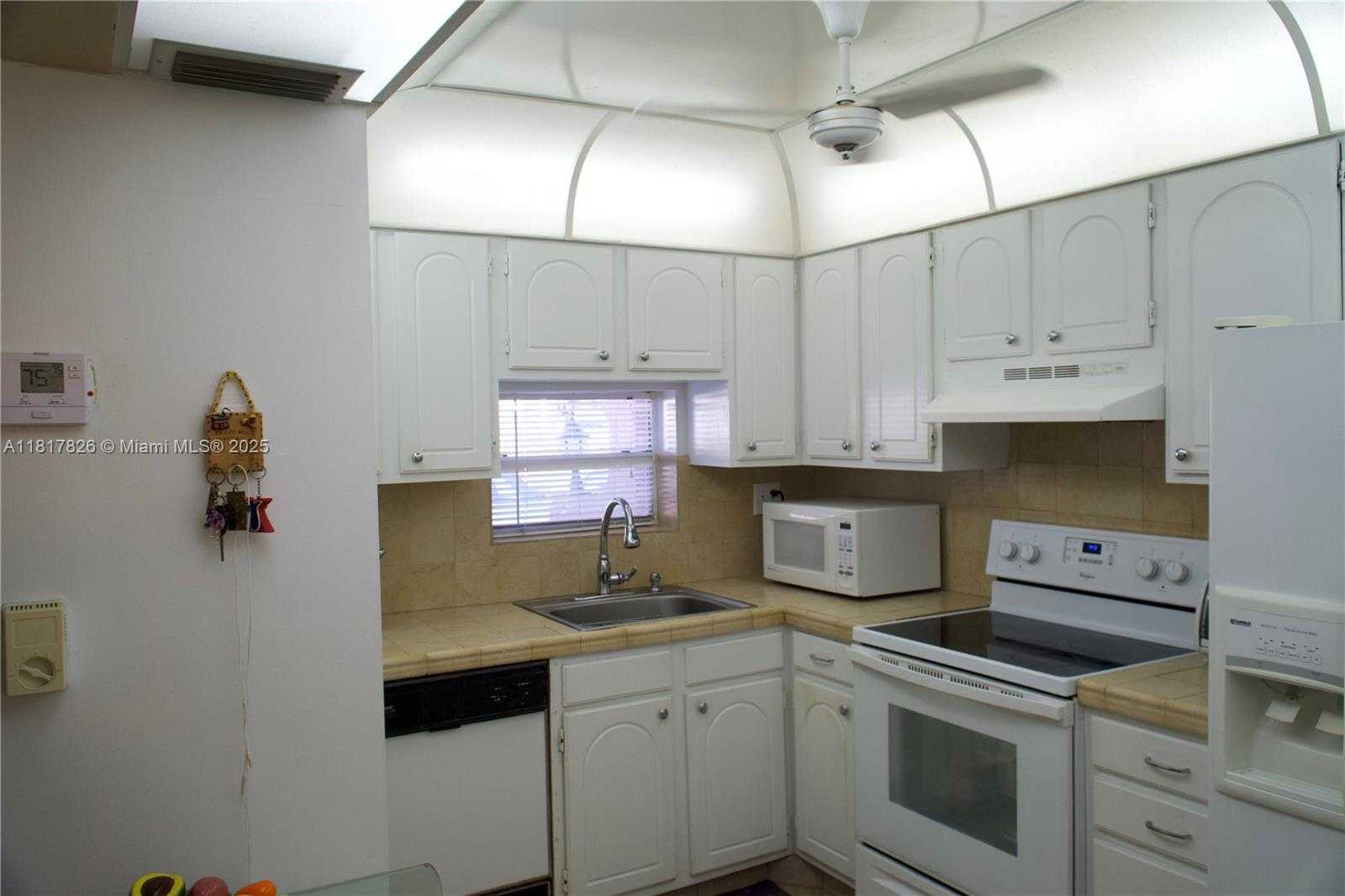 Small Image of 9820 SOUTH HOLLYBROOK LAKE DR #106, Pembroke Pines Number 4